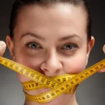 Γυναίκα κάνει δίαιτα εξπρές