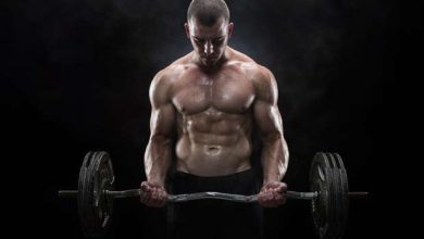Άντρας χτίζει μυς στο γυμναστήριο